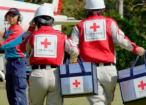 救護活動に向かう日本赤十字社の隊員