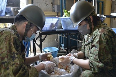 自衛隊の炊き出し準備