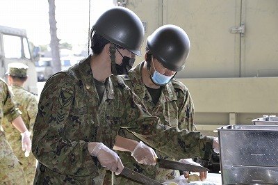 自衛隊の炊き出し作業