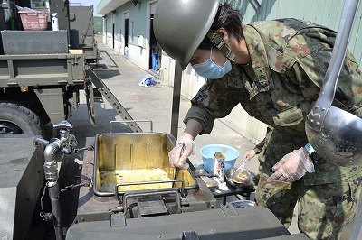調理中の自衛隊員
