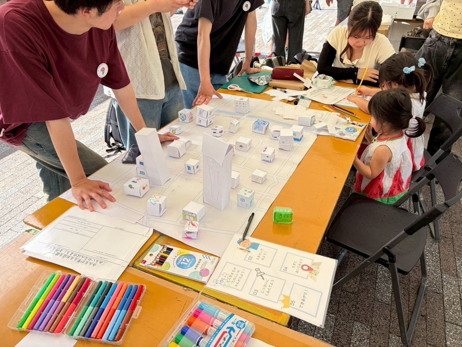 子どもたちが未来のまちを考えるワークショップの様子